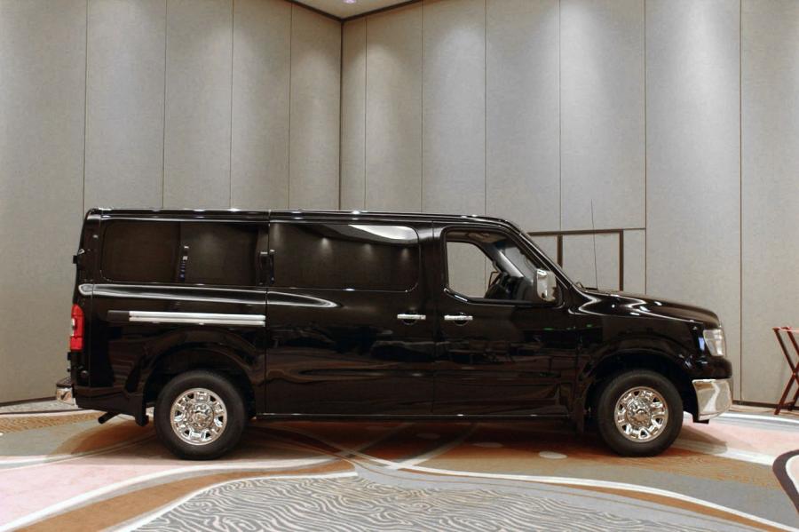  Nissan NV3500 Passenger Van 2012 года  (фото 8 из 15)